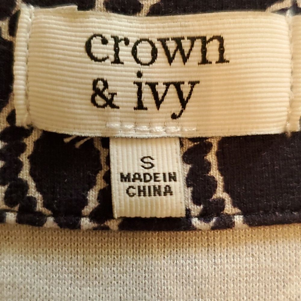 Crown & Ivy Women's Sleeveless Split Neck Printed Top Size Small - Picture 7 of 8
